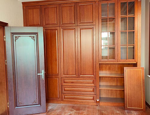 永州中式家庭装修里定制的实木衣柜效果图